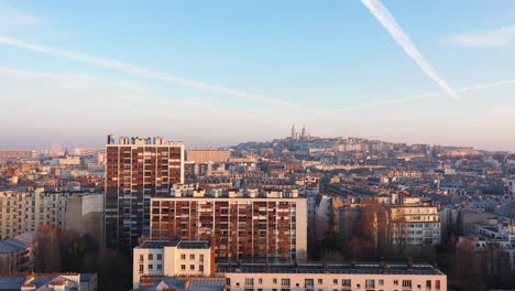 Wohngebäude-Dächer-Der-Pariser-Basilika-Sacré-Cœur-Im-Hintergrund-Luftaufnahme